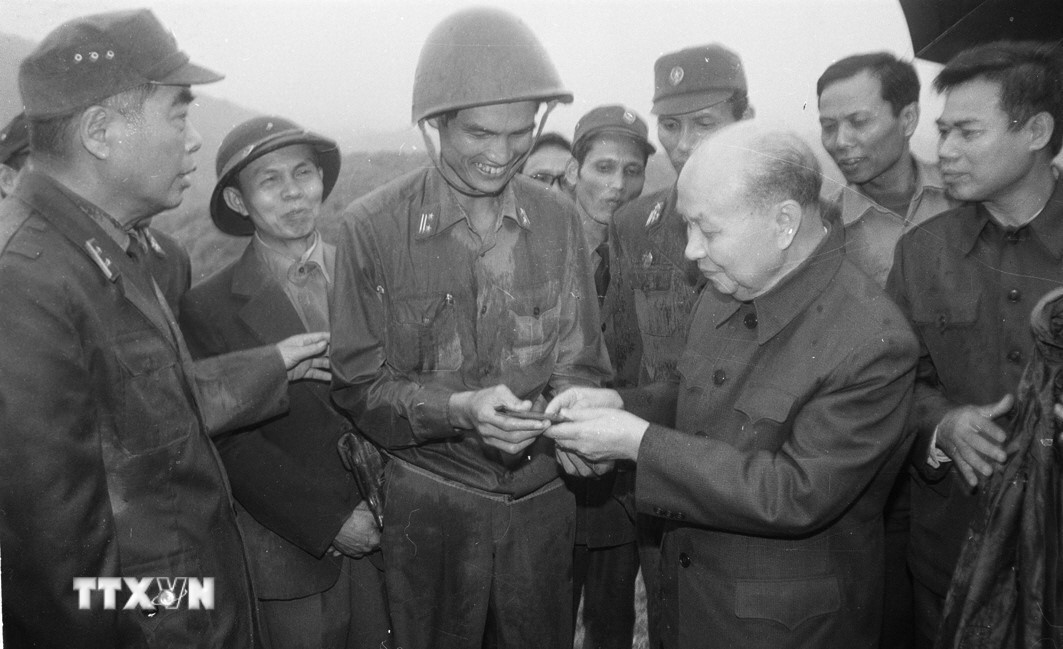 Đồng chí Trường Chinh thăm bộ đội trên chốt tiền tiêu ở tỉnh Lạng Sơn (1984). (Ảnh: Ngọc Đào/TTXVN) ttxvn-dai-hoi-lan-thu-v-cua-dang-6.jpg