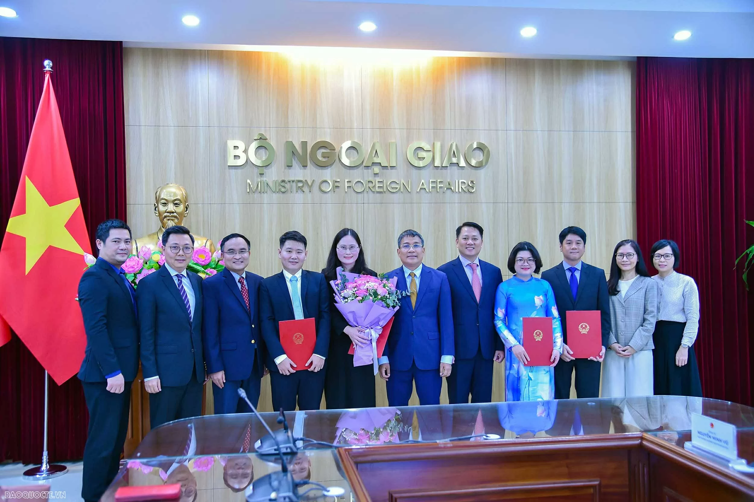 Bộ Ngoại giao trao quyết định bổ nhiệm và công nhận tập sự lãnh đạo cấp quản lý Bộ Ngoại giao trao quyết định bổ nhiệm và công nhận tập sự lãnh đạo cấp quản lý