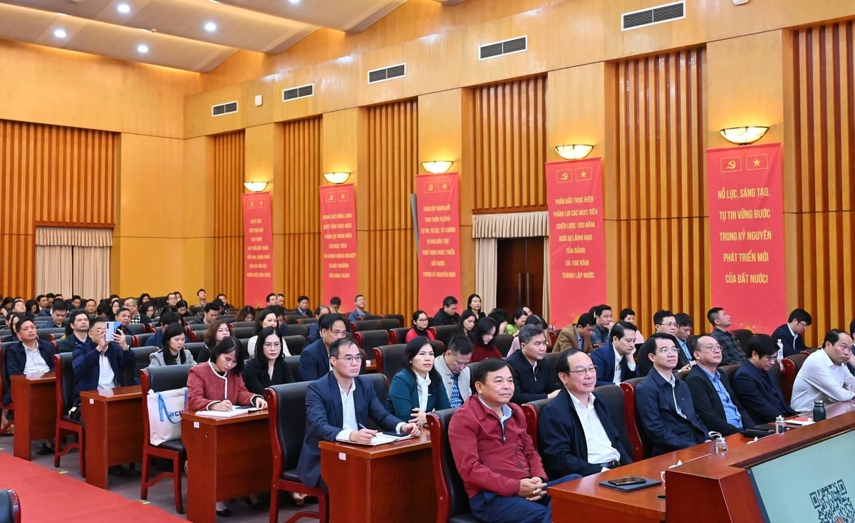 Đảng ủy Bộ Nông nghiệp và Môi trường tham dự trực tuyến tại trụ sở số 10 Tôn Thất Thuyết. Ảnh: Kiều Chi.