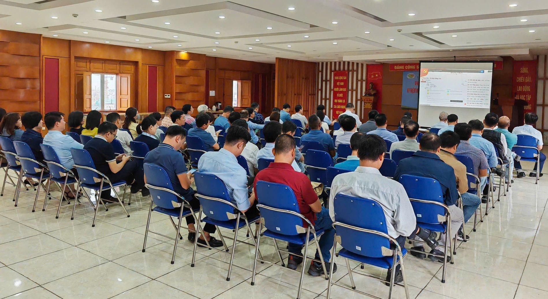 Đảng ủy Viện Khoa học Địa chất và Khoáng sản tham dự Hội nghị toàn quốc tập huấn ứng dụng Sổ tay đảng viên điện tử. Ảnh: Hồng Hạnh.