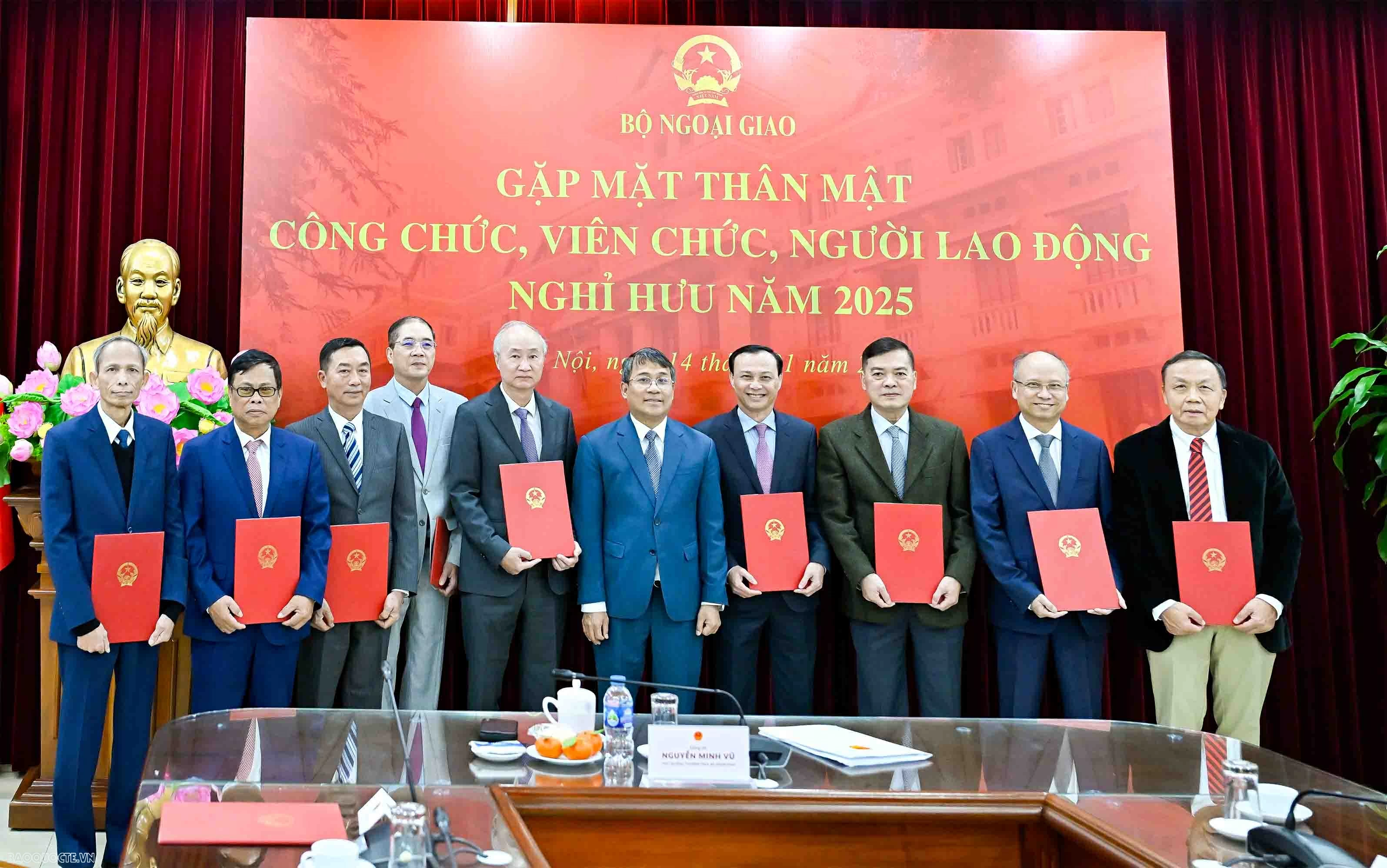 L&atilde;nh đạo Bộ Ngoại giao trao quyết định, gặp mặt th&acirc;n mật c&ocirc;ng chức, vi&ecirc;n chức, người lao động nghỉ hưu năm 2025