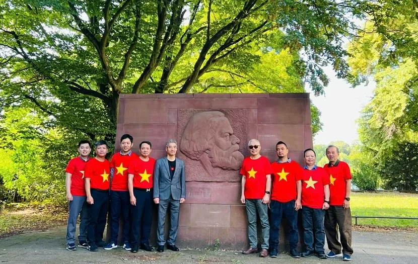 Đảng ủy tại Đức tổ chức sinh hoạt chuyên đề về Chủ tịch Hồ Chí Minh Đảng ủy tại Đức tổ chức sinh hoạt chuyên đề về Chủ tịch Hồ Chí Minh