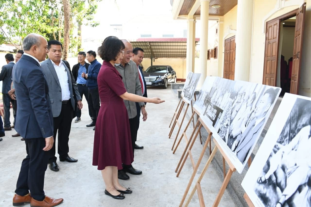 Tổng L&atilde;nh sự qu&aacute;n Việt Nam tại Pakse (L&agrave;o) th&ocirc;ng tin b&aacute;o ch&iacute; về Đại hội đại biểu to&agrave;n quốc lần thứ XIV của Đảng Cộng sản Việt Nam