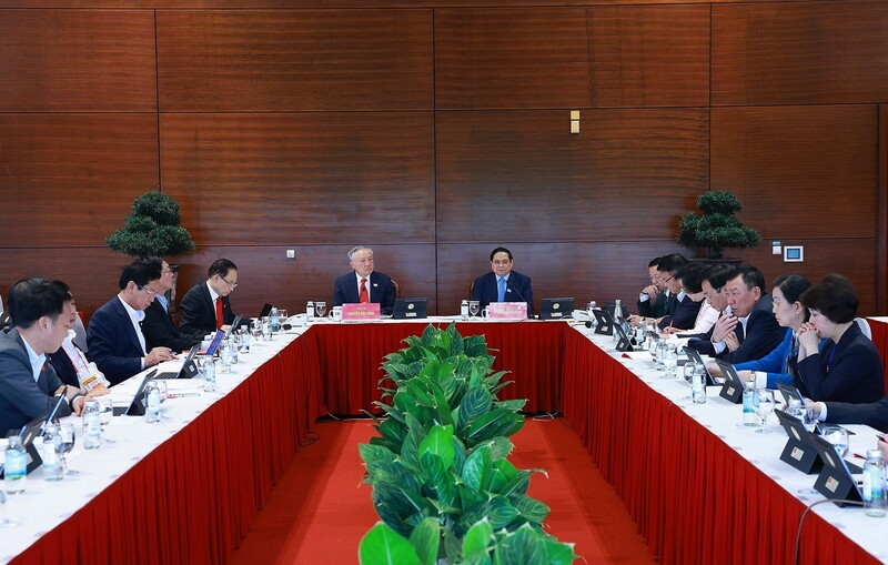 C&aacute;c đại biểu thảo luận c&aacute;c văn kiện Đại hội tại Đo&agrave;n Ch&iacute;nh phủ. Ảnh: TTXVN