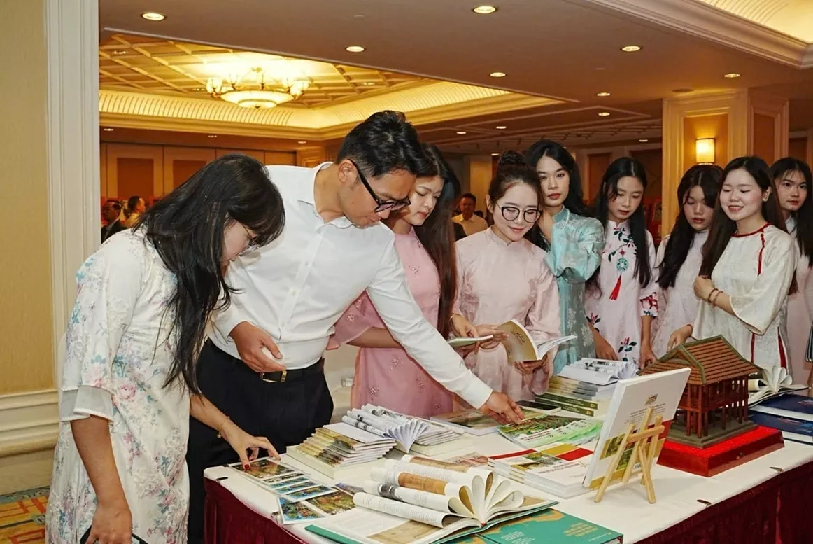 Tổng Lãnh sự quán Việt Nam tại Côn Minh (Trung Quốc) tổ chức chuỗi hoạt động tôn vinh Chủ tịch Hồ Chí Minh Tổng Lãnh sự quán Việt Nam tại Côn Minh (Trung Quốc) tổ chức chuỗi hoạt động tôn vinh Chủ tịch Hồ Chí Minh