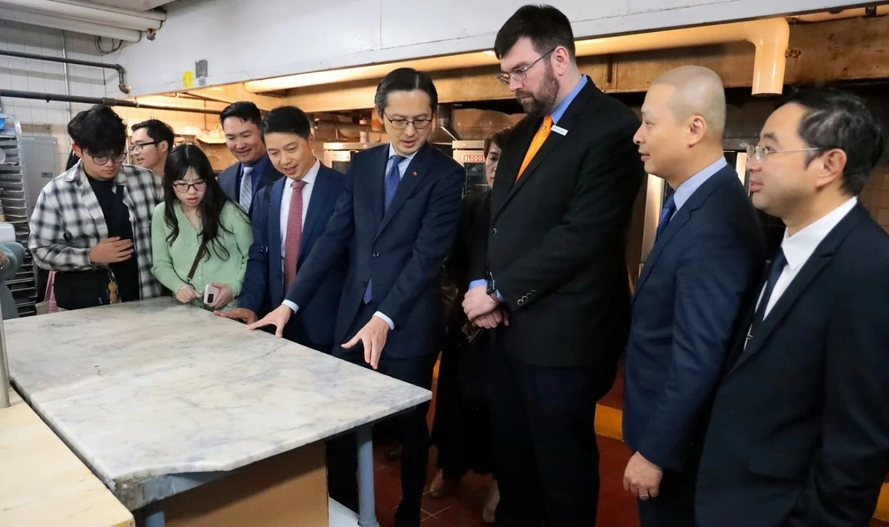 Thăm nơi Bác Hồ từng làm việc tại Boston (Hoa Kỳ) nhân dịp kỷ niệm 136 năm ngày sinh của Người Thăm nơi Bác Hồ từng làm việc tại Boston (Hoa Kỳ) nhân dịp kỷ niệm 136 năm ngày sinh của Người
