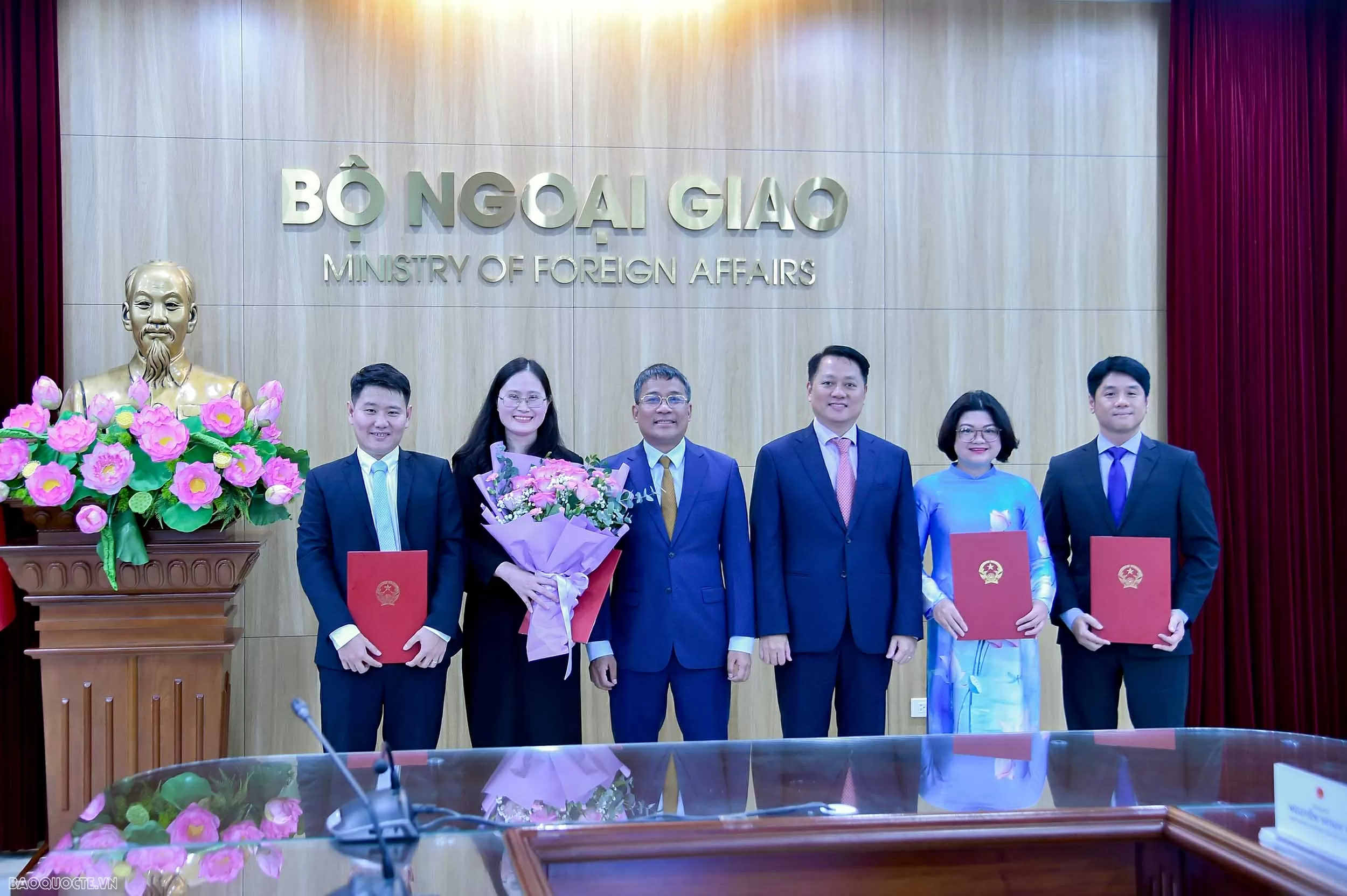 Bộ Ngoại giao trao quyết định bổ nhiệm và công nhận tập sự lãnh đạo cấp quản lý Bộ Ngoại giao trao quyết định bổ nhiệm và công nhận tập sự lãnh đạo cấp quản lý