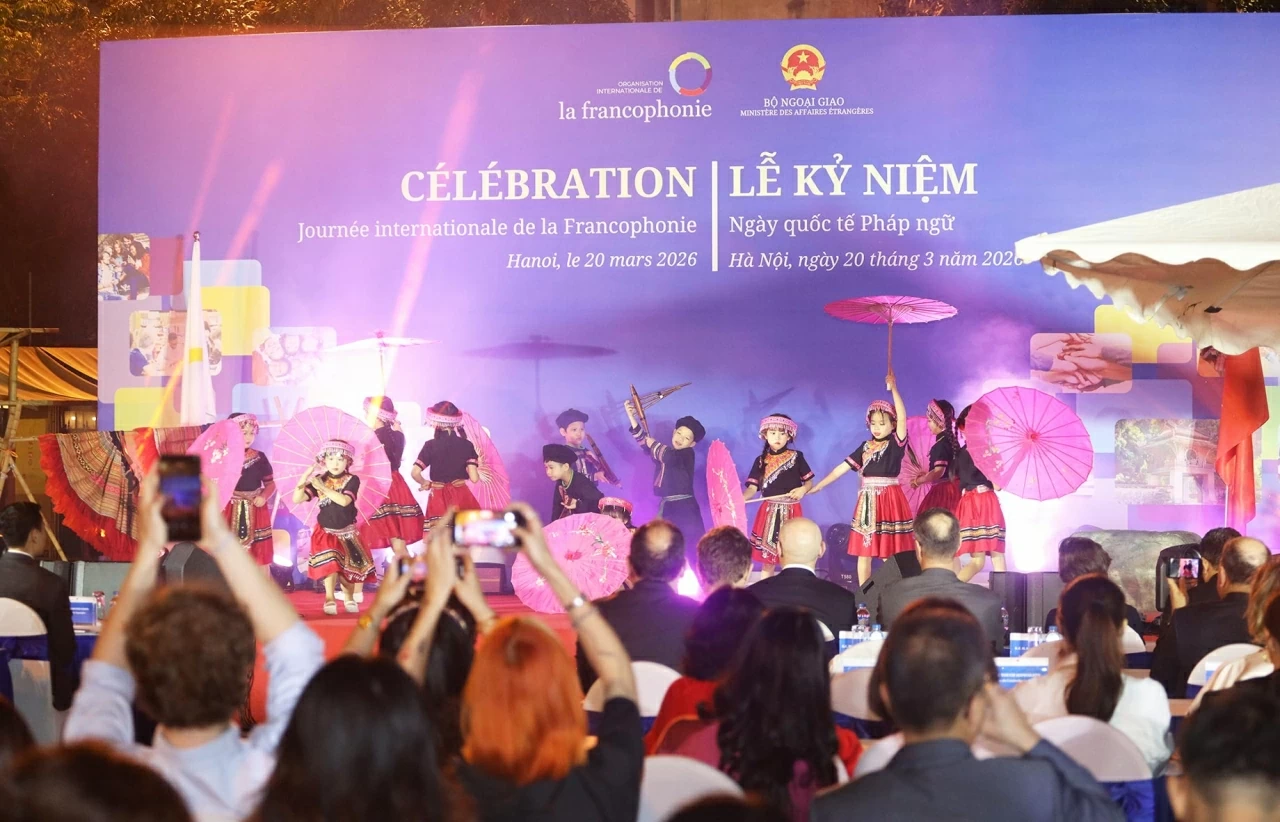 Để tái hiện đặc sắc văn hóa của người H’Mong, các học sinh Trường Tiểu học Đoàn Thị Điểm – một trong những cơ sở hàng đầu của Hà Nội về giảng dạy lớp Song ngữ Tiếng Pháp – đã chuẩn bị một tiết mục múa mang tên « Hương sắc bản Mèo ». Để tái hiện đặc sắc văn hóa của người H’Mong, các học sinh Trường Tiểu học Đoàn Thị Điểm – một trong những cơ sở hàng đầu của Hà Nội về giảng dạy lớp Song ngữ Tiếng Pháp – đã chuẩn bị một tiết mục múa mang tên « Hương sắc bản Mèo ».