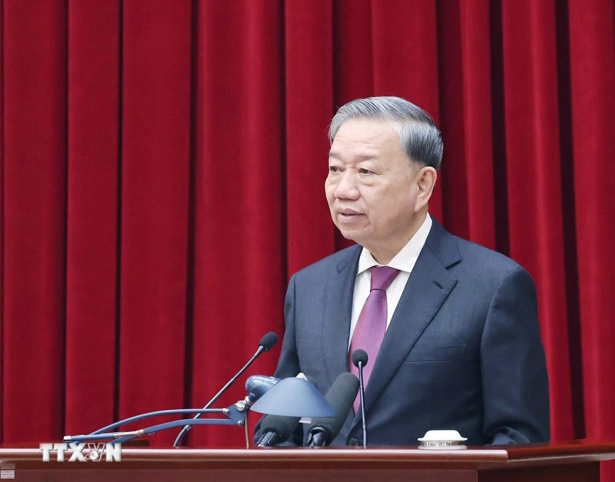 Tổng B&iacute; thư T&ocirc; L&acirc;m ph&aacute;t biểu bế mạc Hội nghị Ban Chấp h&agrave;nh Trung ương Đảng kho&aacute; XIII. (Ảnh: Thống Nhất/TTXVN)