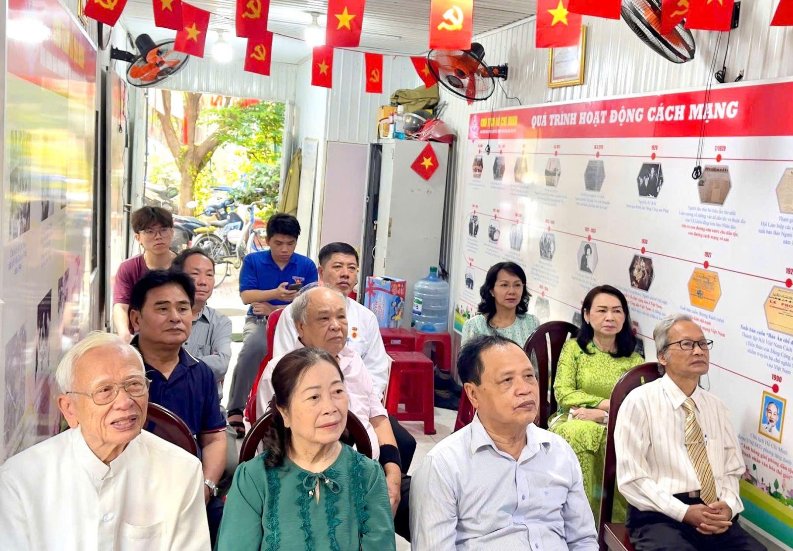 Ch&uacute; th&iacute;ch ảnh