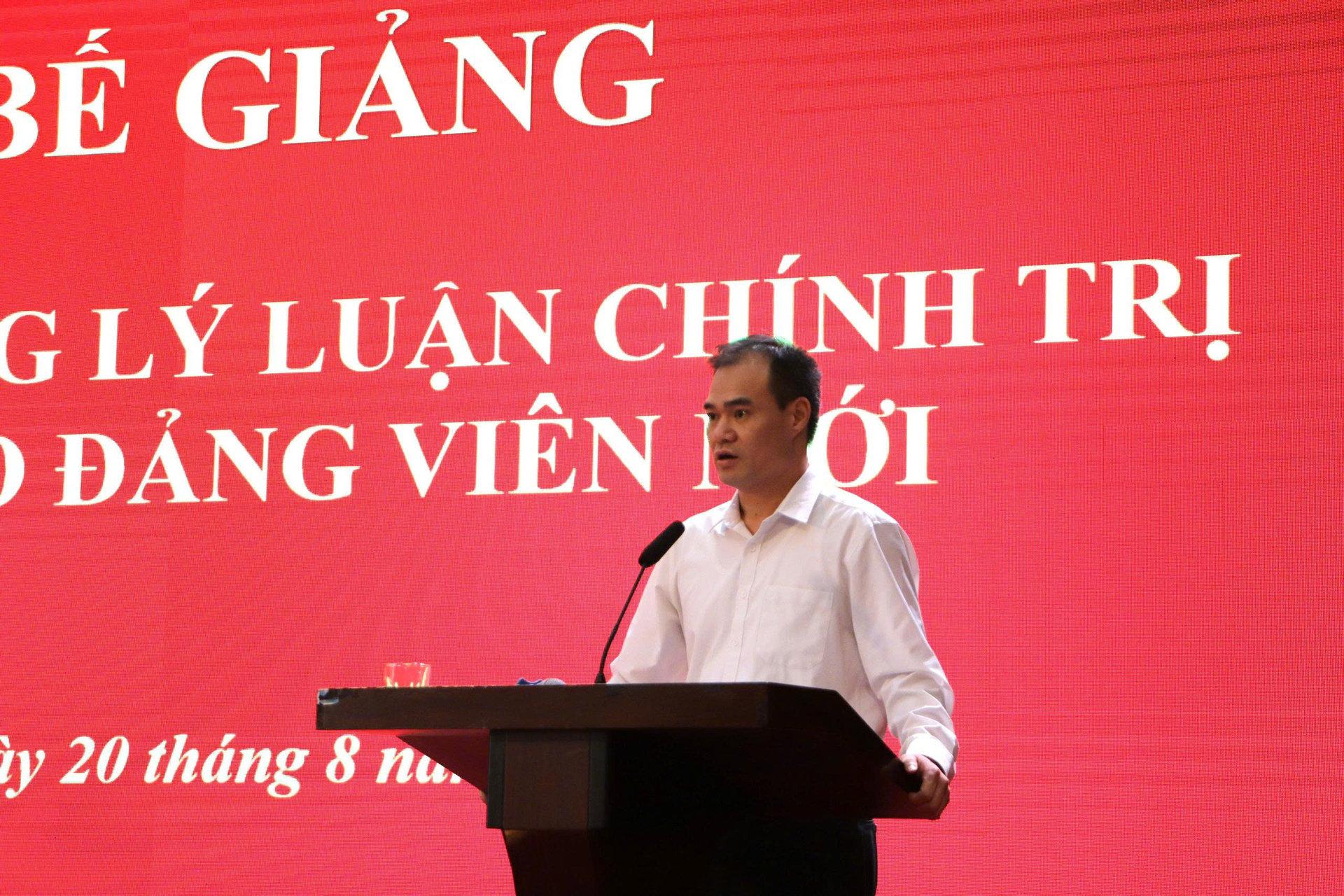 Đồng chí Phan Thành Công phát biểu bế giảng lớp bồi dưỡng lý luận chính trị cho đảng viên mới. Ảnh: BTC