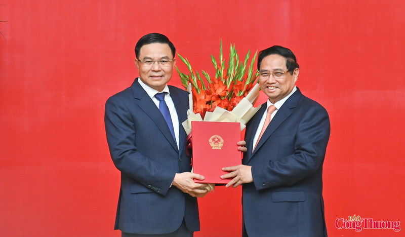 Thủ tướng Chính phủ tin tưởng, tr&ecirc;n cương vị mới, Quy&ecirc;̀n B&ocirc;̣ trưởng B&ocirc;̣ C&ocirc;ng Thương L&ecirc; Mạnh Hùng sẽ hoàn thành t&ocirc;́t nhi&ecirc;̣m vụ.