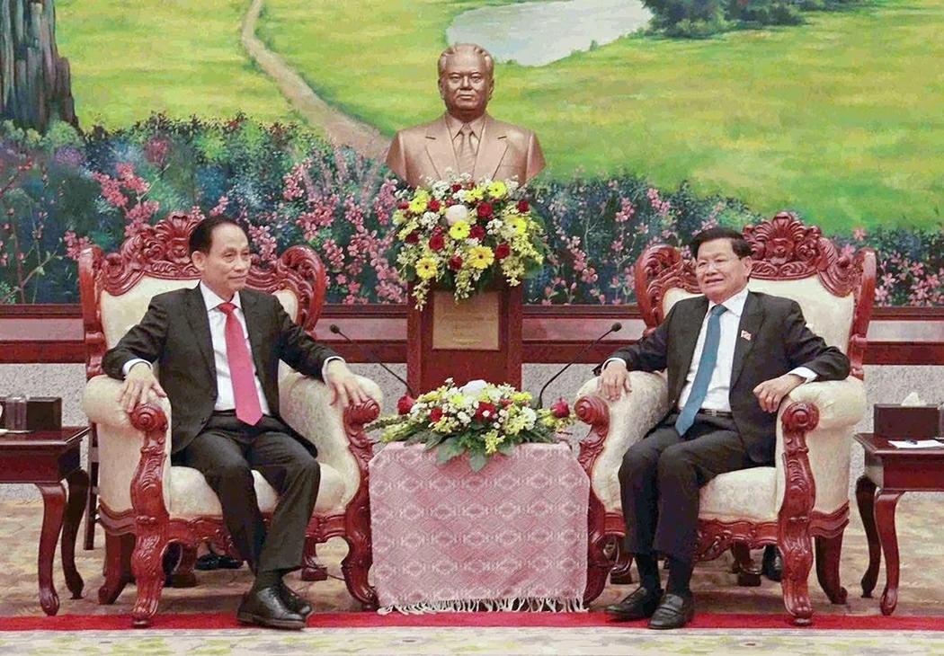 Đặc ph&aacute;i vi&ecirc;n của Tổng B&iacute; thư T&ocirc; L&acirc;m, đồng ch&iacute; L&ecirc; Ho&agrave;i Trung, BTTWĐ, Bộ trưởng Ngoại giao sang ch&uacute;c mừng Đại hội lần thứ XII Đảng NDCM L&agrave;o