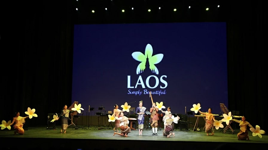 Đại sứ Nguyễn Minh T&acirc;m nhấn mạnh sứ mệnh chiến lược của Đại hội XIV của Đảng với b&aacute;o ch&iacute; L&agrave;o