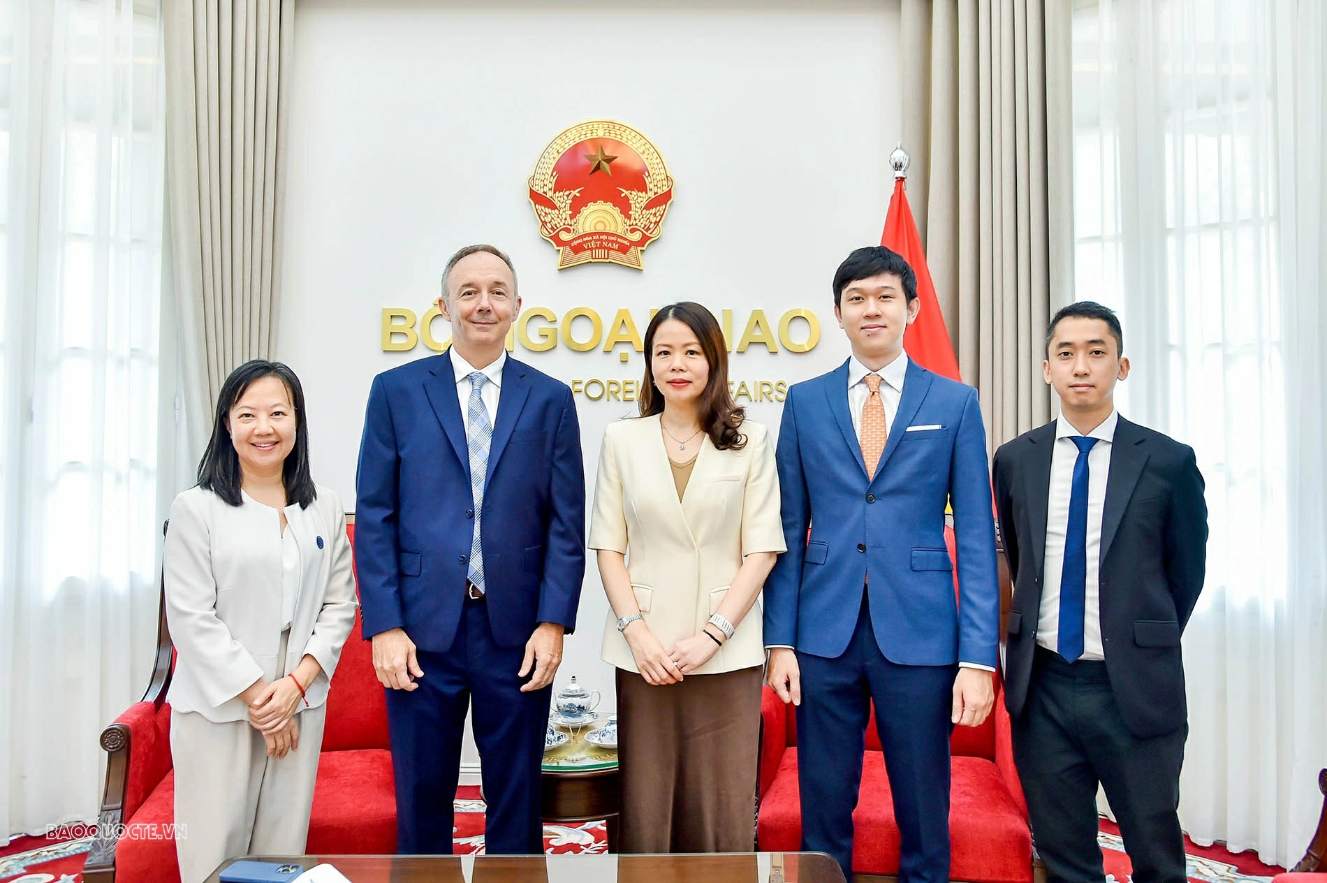 Thứ trưởng Ngoại giao Nguyễn Minh Hằng tiếp Chủ tịch Đại học Fulbright Việt Nam