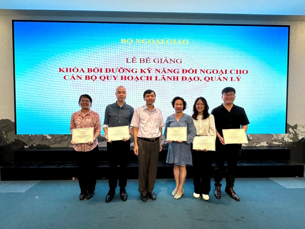 Bế giảng Khóa bồi dưỡng nâng cao kỹ năng đối ngoại cho cán bộ quy hoạch của Bộ Ngoại giao