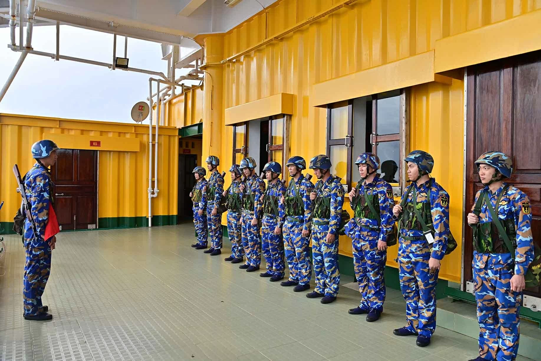 Giữa biển khơi, c&aacute;n bộ chiến sĩ Nh&agrave; gian DK1 vững tin theo Đảng