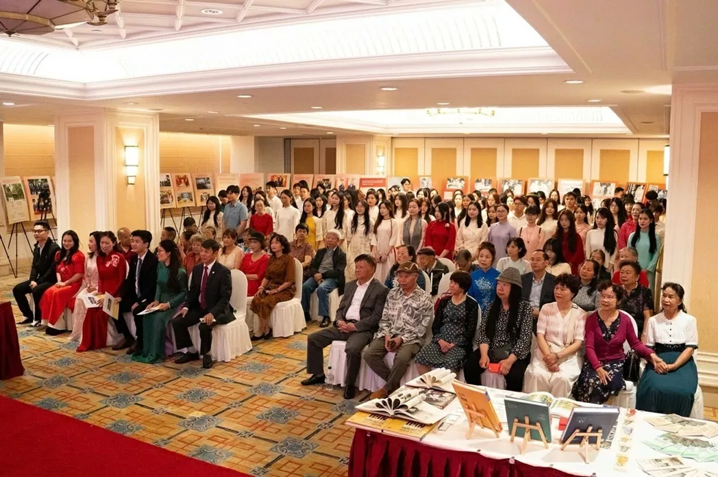 Tổng Lãnh sự quán Việt Nam tại Côn Minh (Trung Quốc) tổ chức chuỗi hoạt động tôn vinh Chủ tịch Hồ Chí Minh Tổng Lãnh sự quán Việt Nam tại Côn Minh (Trung Quốc) tổ chức chuỗi hoạt động tôn vinh Chủ tịch Hồ Chí Minh