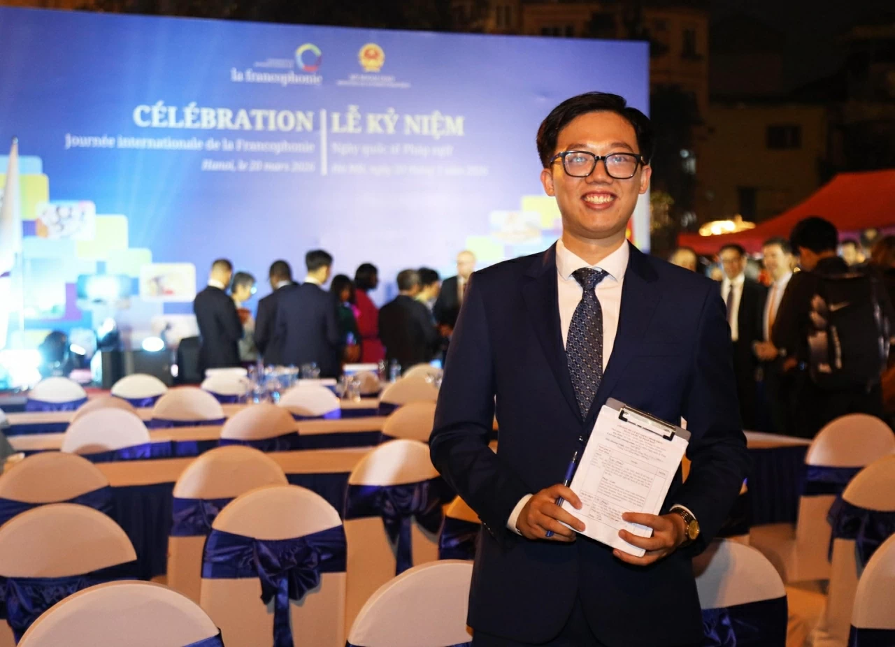 anh Nguyễn Hồng Phúc, chuyên viên Cục Lễ tân Nhà nước và Phiên dịch đối ngoại (Bộ Ngoại giao) trả lời phỏng vấn Báo Thế giới & Việt Nam. anh Nguyễn Hồng Phúc, chuyên viên Cục Lễ tân Nhà nước và Phiên dịch đối ngoại (Bộ Ngoại giao) trả lời phỏng vấn Báo Thế giới & Việt Nam.