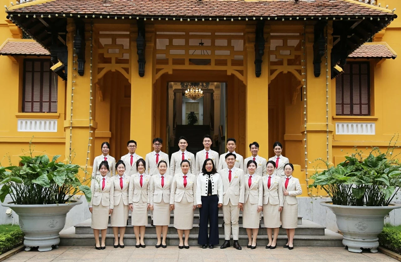 Thứ trưởng L&ecirc; Thị Thu Hằng chụp bức ảnh lưu niệm c&ugrave;ng đon&agrave;