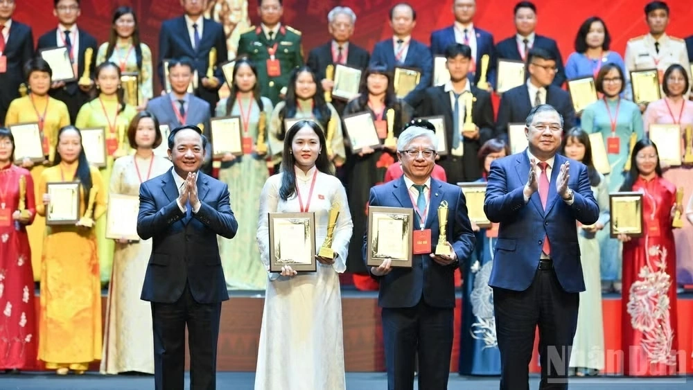 Trao Giải Cuộc thi chính luận về bảo vệ nền tảng tư tưởng của Đảng trong Đảng bộ Chính phủ lần thứ 2