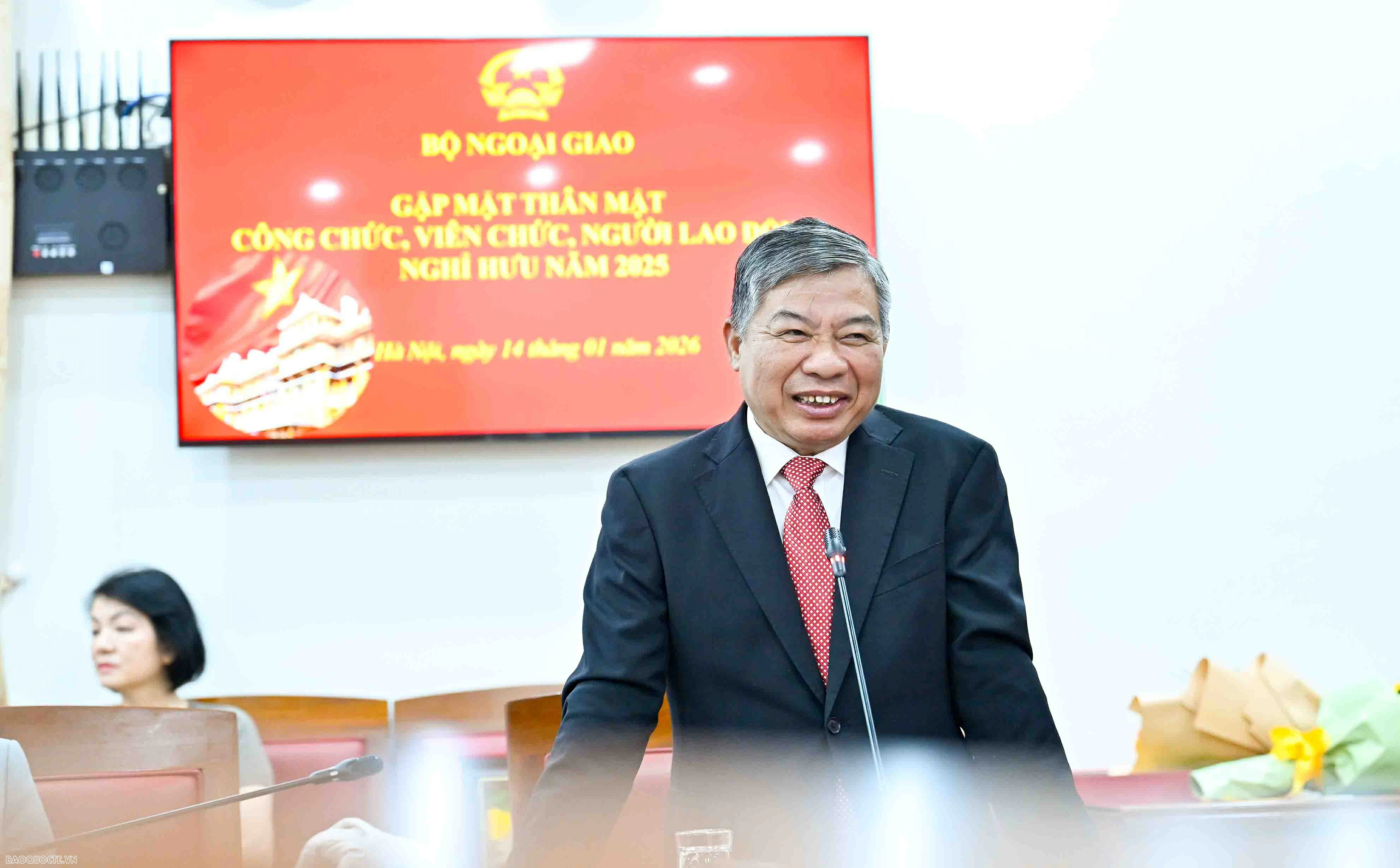 Ng&agrave;y 14/1, tại Trụ sở Bộ, Thứ trưởng Thường trực Bộ Ngoại giao Nguyễn Minh Vũ đ&atilde; trao quyết định đối với c&ocirc;ng chức, vi&ecirc;n chức v&agrave; người lao động nghỉ hưu năm 2025 v&agrave; gặp mặt th&acirc;n mặt c&ocirc;ng chức, vi&ecirc;n chức người lao động nghỉ hưu năm 2025. (Ảnh: Nguyễn Hồng)