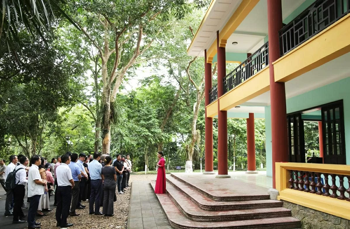 Đoàn Bộ Ngoại giao tham quan Không gian xanh bao quanh Nhà làm việc của Chủ tịch Hồ Chí Minh từ năm 1960 đến năm 1969. (Ảnh: Thành Long) Đoàn Bộ Ngoại giao tham quan Không gian xanh bao quanh Nhà làm việc của Chủ tịch Hồ Chí Minh từ năm 1960 đến năm 1969. (Ảnh: Thành Long)