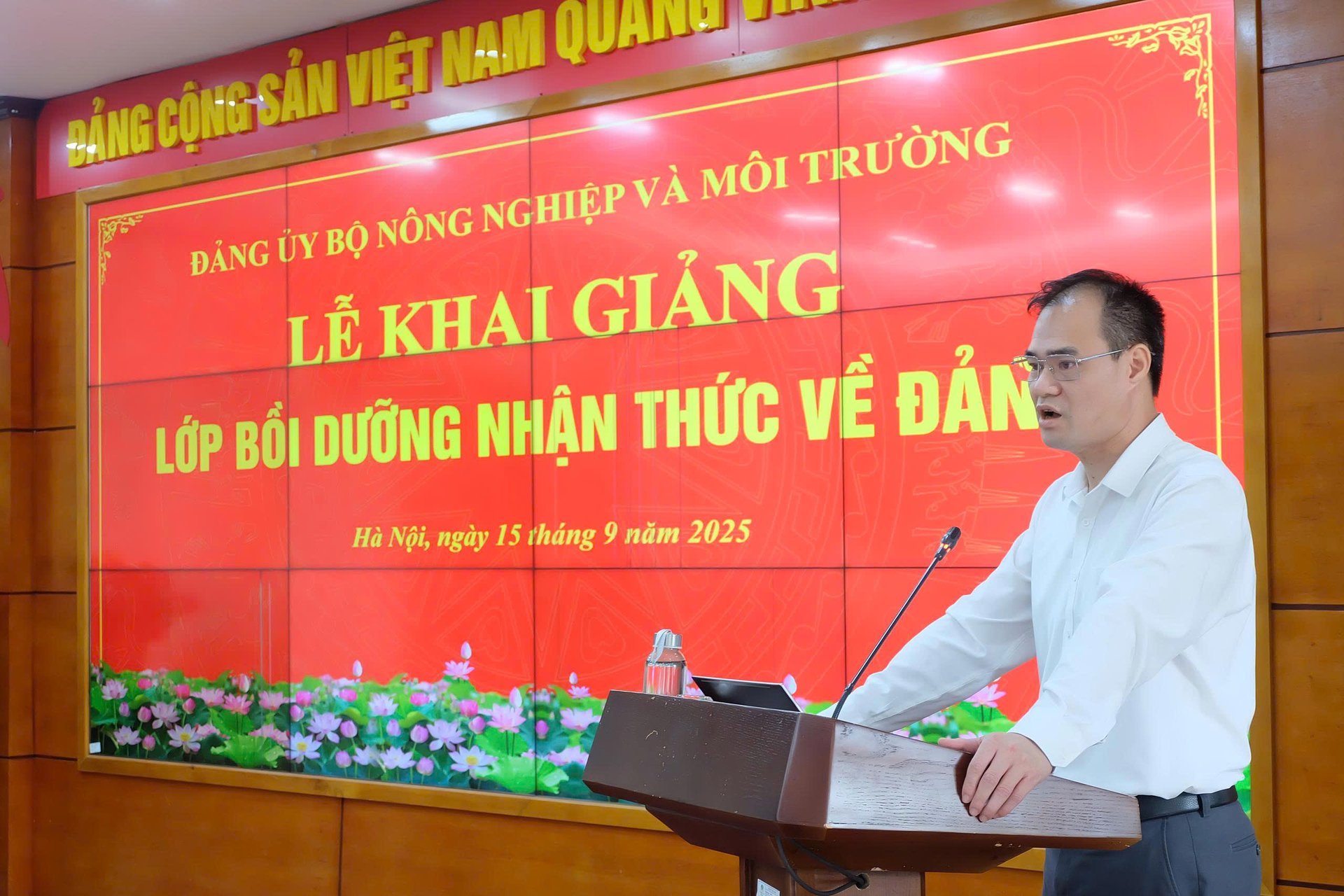 Đồng chí Phan Thành Công - Ủy viên Ban chấp hành, Phó Trưởng Ban Tuyên giáo và Dân vận Đảng ủy Bộ Nông nghiệp và Môi trường - phát biểu tại lớp học. Ảnh: Quang Linh.