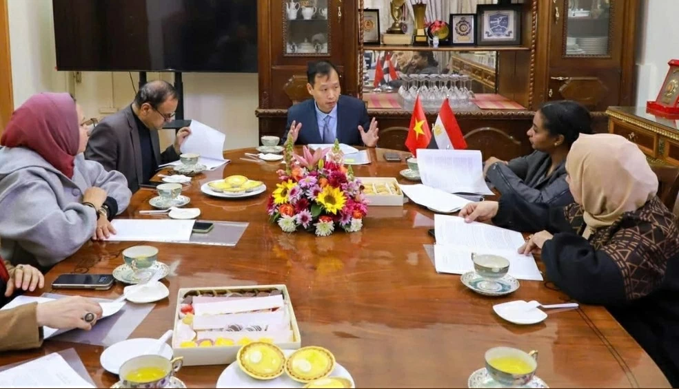Đại sứ Việt Nam tại Ai Cập Nguyễn Nam Dương đ&atilde; chủ tr&igrave; buổi gặp mặt c&aacute;c ph&oacute;ng vi&ecirc;n, b&aacute;o ch&iacute; Ai Cập để th&ocirc;ng tin về Đại hội đại biểu to&agrave;n quốc lần thứ XIV của Đảng 