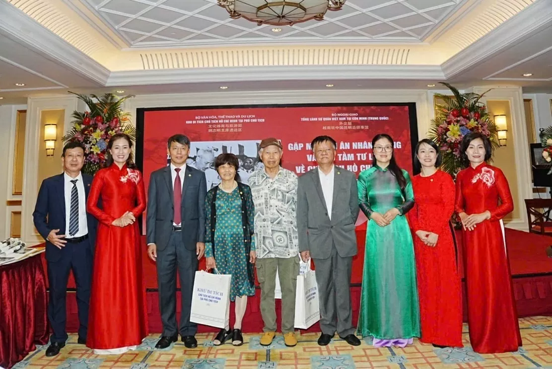 Tổng Lãnh sự quán Việt Nam tại Côn Minh (Trung Quốc) tổ chức chuỗi hoạt động tôn vinh Chủ tịch Hồ Chí Minh Tổng Lãnh sự quán Việt Nam tại Côn Minh (Trung Quốc) tổ chức chuỗi hoạt động tôn vinh Chủ tịch Hồ Chí Minh