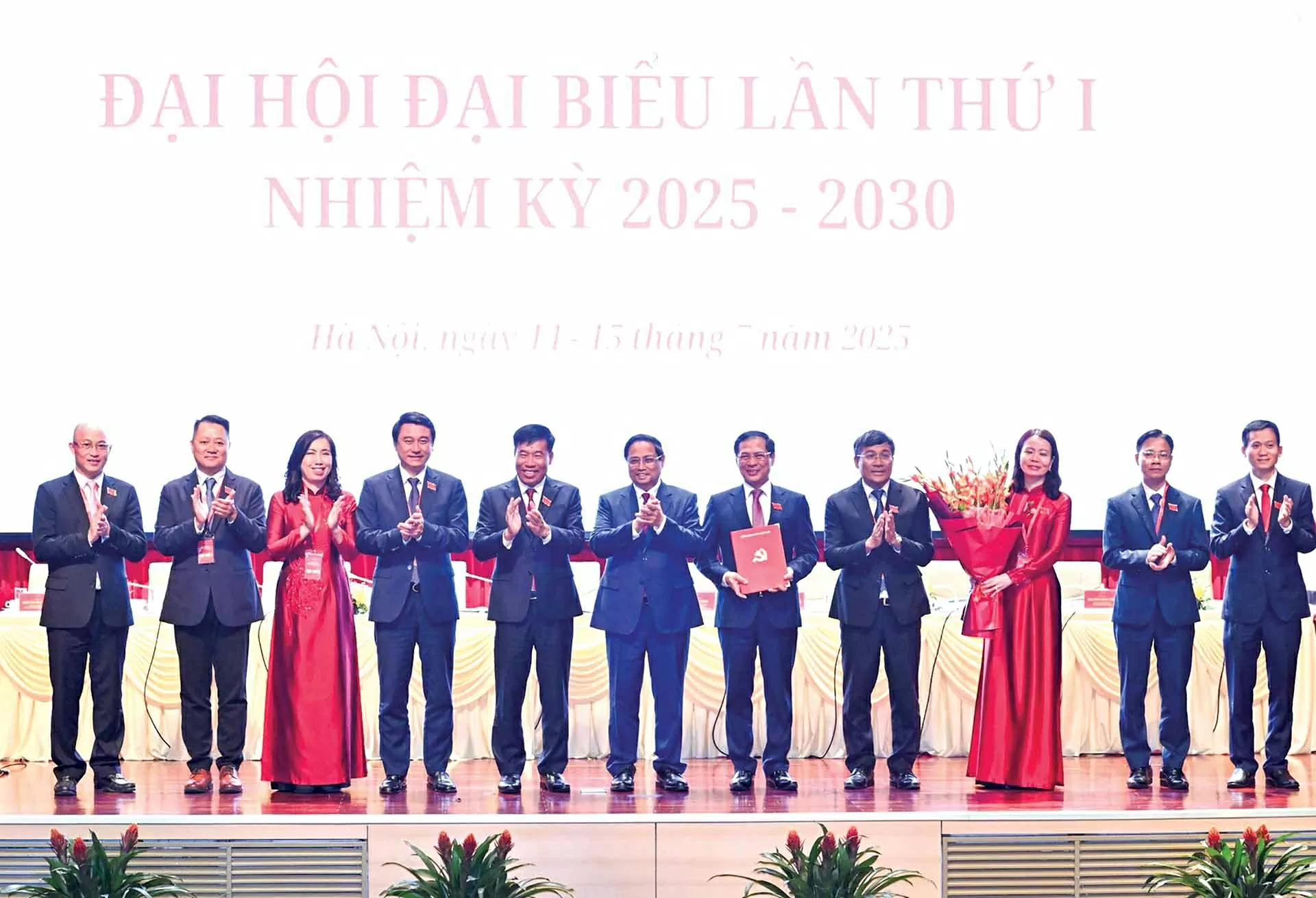 Thủ tướng Chính phủ Phạm Minh Chính và các đồng chí trong Ban Thường vụ Đảng ủy Bộ Ngoại giao nhiệm kỳ 2025-2030. (Ảnh: Quang Hòa) Thủ tướng Chính phủ Phạm Minh Chính và các đồng chí trong Ban Thường vụ Đảng ủy Bộ Ngoại giao nhiệm kỳ 2025-2030. (Ảnh: Quang Hòa)
