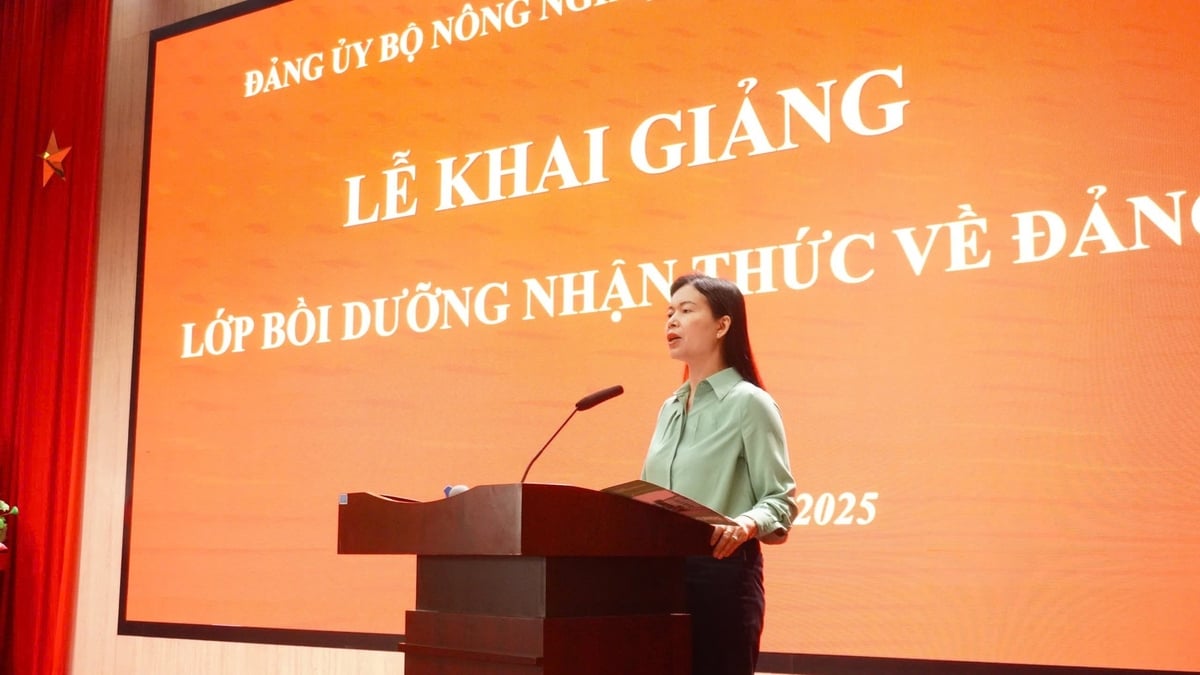 Đồng chí Vũ Thị Phương Lan, Phó Trưởng Ban Tuyên giáo và Dân vận Đảng ủy Bộ phát biểu chỉ đạo lớp học. Ảnh: Đảng ủy Bộ NN-MT.