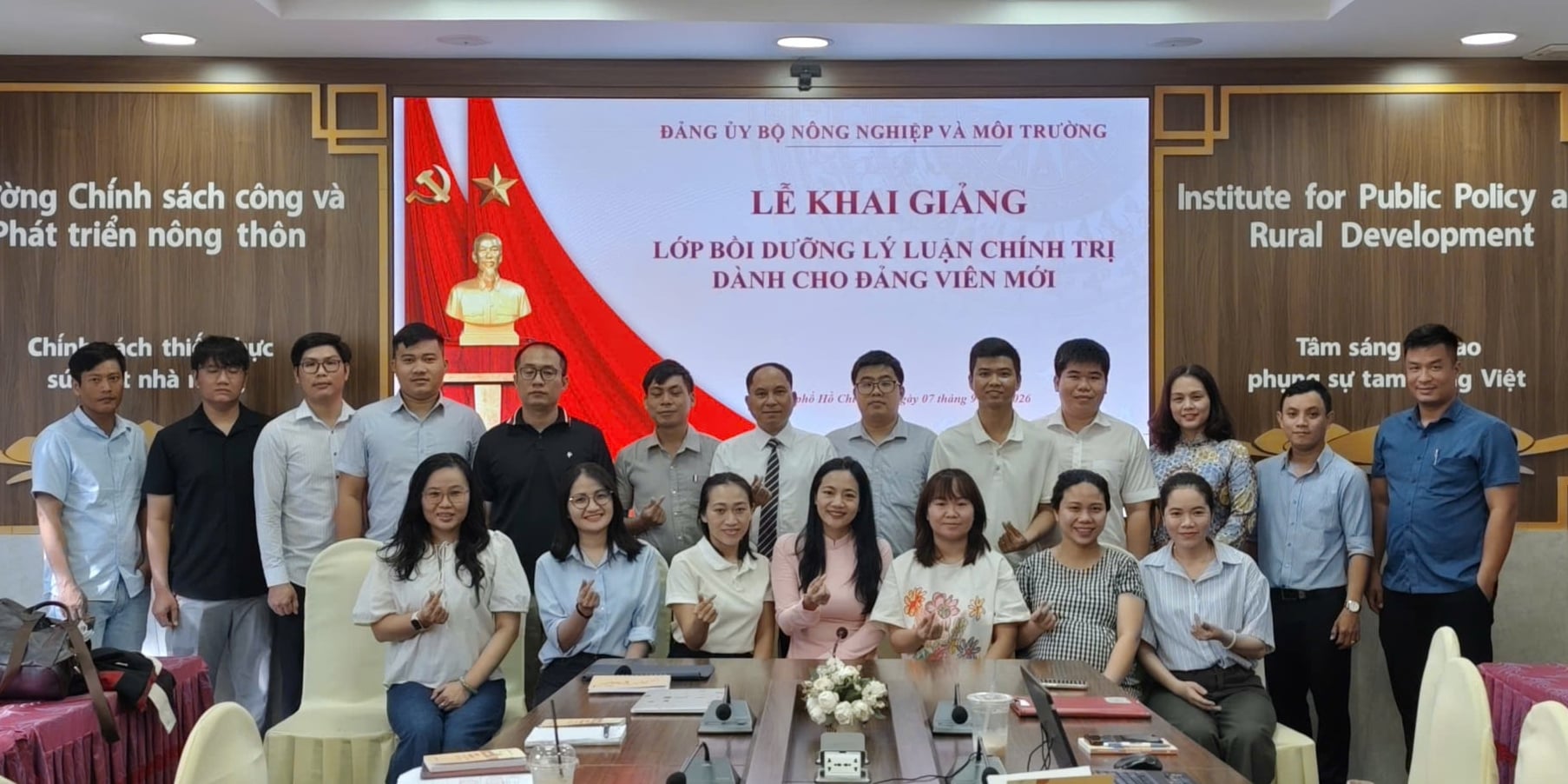 Các đại biểu, giảng viên và học viên Lớp Bồi dưỡng lý luận chính trị dành cho đảng viên mới chụp ảnh lưu niệm tại Lễ khai giảng. Ảnh: BTC.