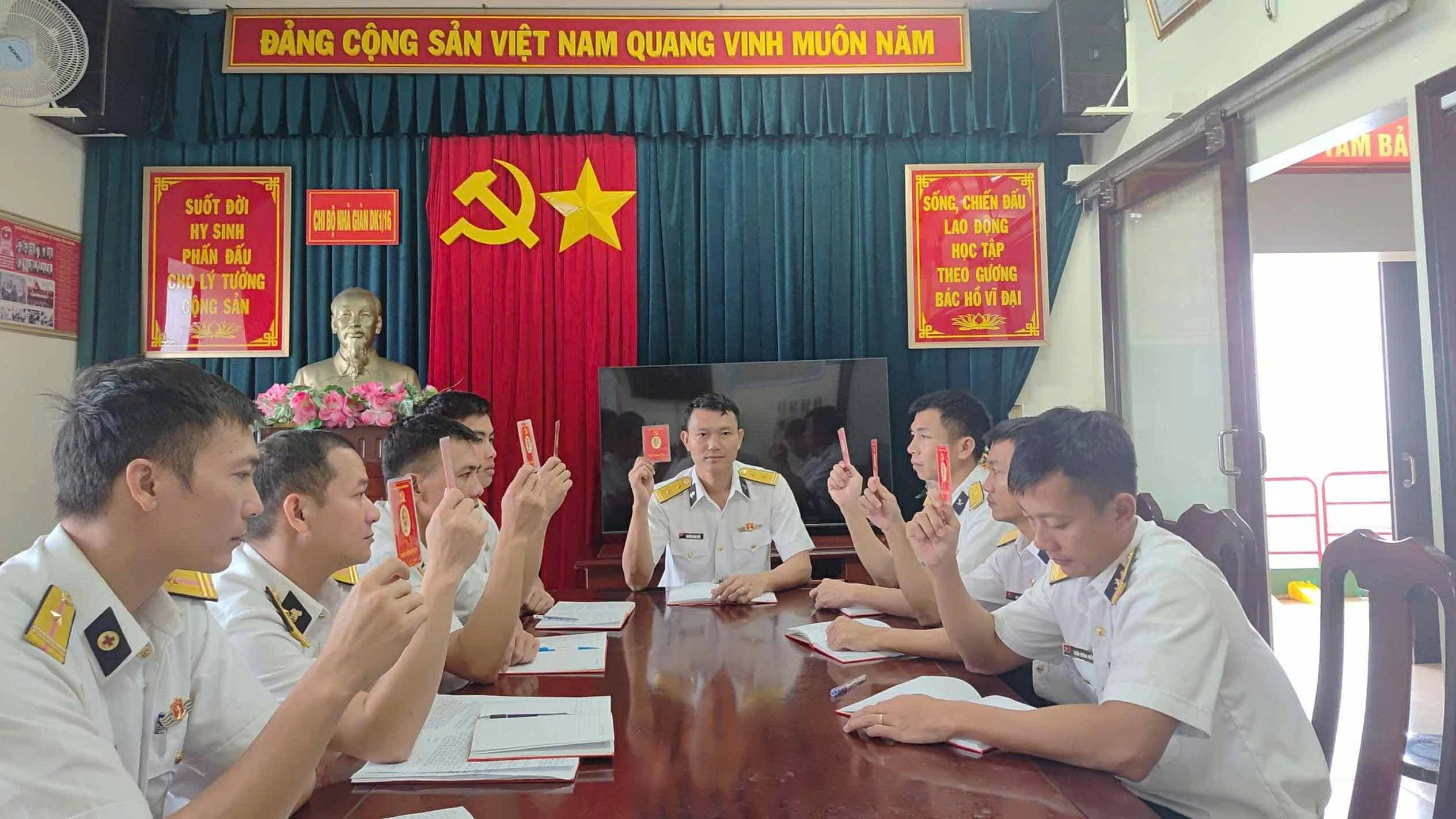 Giữa biển khơi vững tin theo Đảng