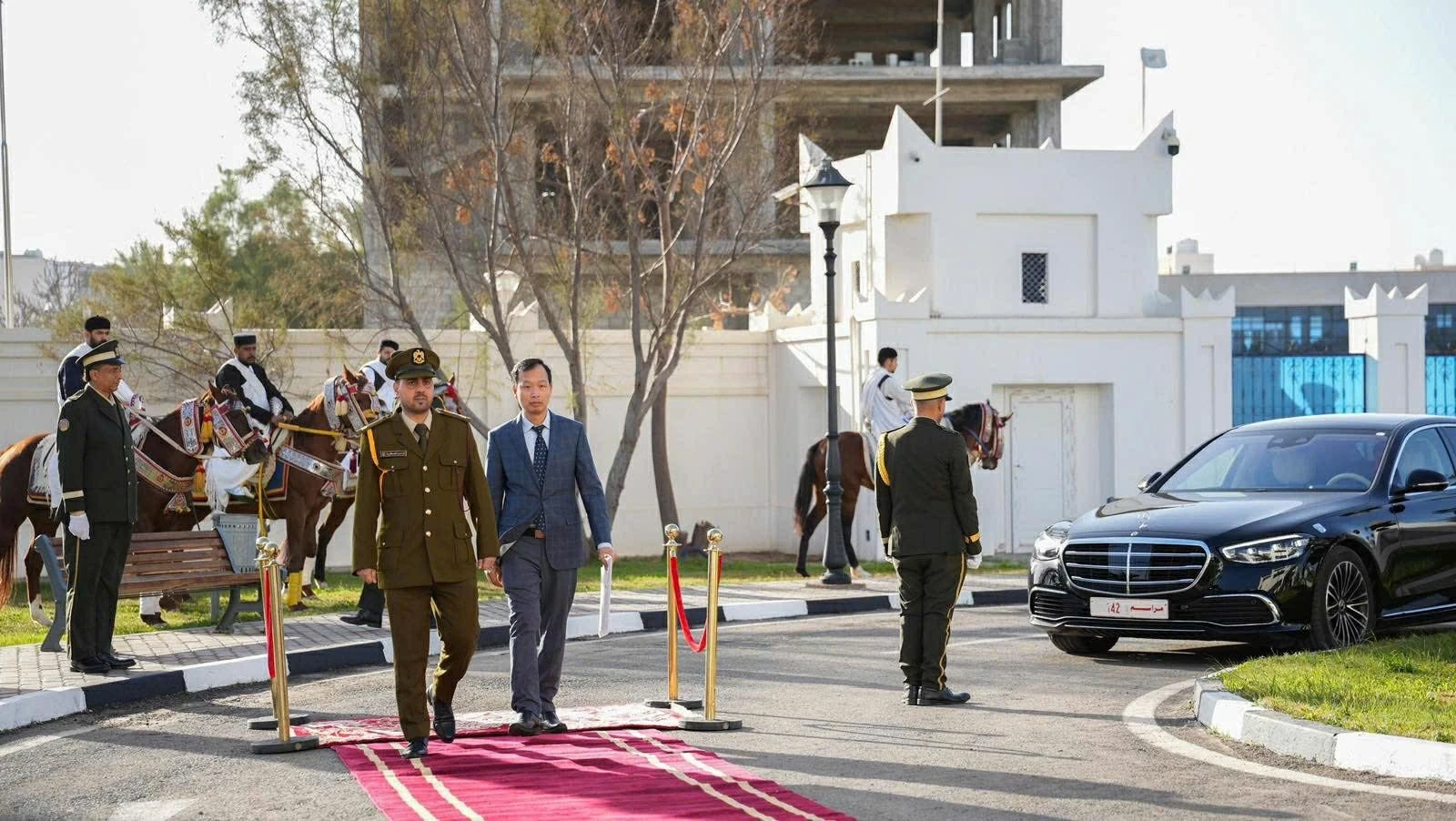 Đại sứ Nguyễn Nam Dương tr&igrave;nh Thư uỷ nhiệm của Chủ tịch nước Lương Cường l&ecirc;n Chủ tịch Hội đồng Tổng thống Libya