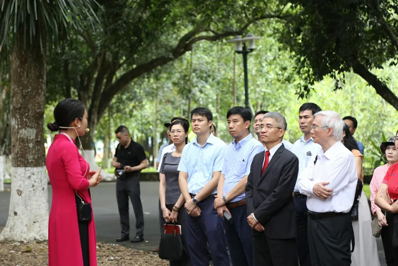 Đoàn Bộ Ngoại giao tham quan Không gian xanh bao quanh Nhà làm việc của Chủ tịch Hồ Chí Minh từ năm 1960 đến năm 1969. (Ảnh: Thành Long) Đoàn Bộ Ngoại giao tham quan Không gian xanh bao quanh Nhà làm việc của Chủ tịch Hồ Chí Minh từ năm 1960 đến năm 1969. (Ảnh: Thành Long)