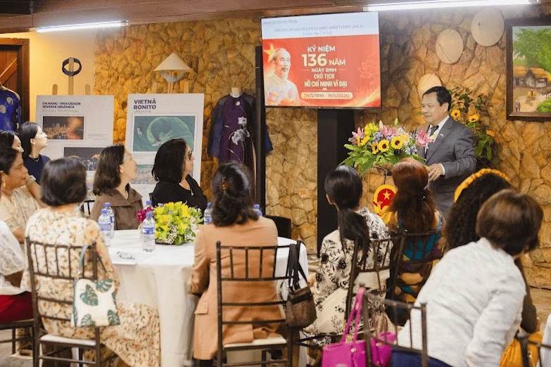 Đại sứ phát biểu tại sự kiện, nhấn mạnh giá trị trường tồn của tư tưởng và di sản Chủ tịch Hồ Chí Minh đối với Việt Nam và cộng đồng quốc tế. (Nguồn: Đại sứ quán Việt Nam tại Brazil) Đại sứ phát biểu tại sự kiện, nhấn mạnh giá trị trường tồn của tư tưởng và di sản Chủ tịch Hồ Chí Minh đối với Việt Nam và cộng đồng quốc tế. (Nguồn: Đại sứ quán Việt Nam tại Brazil)