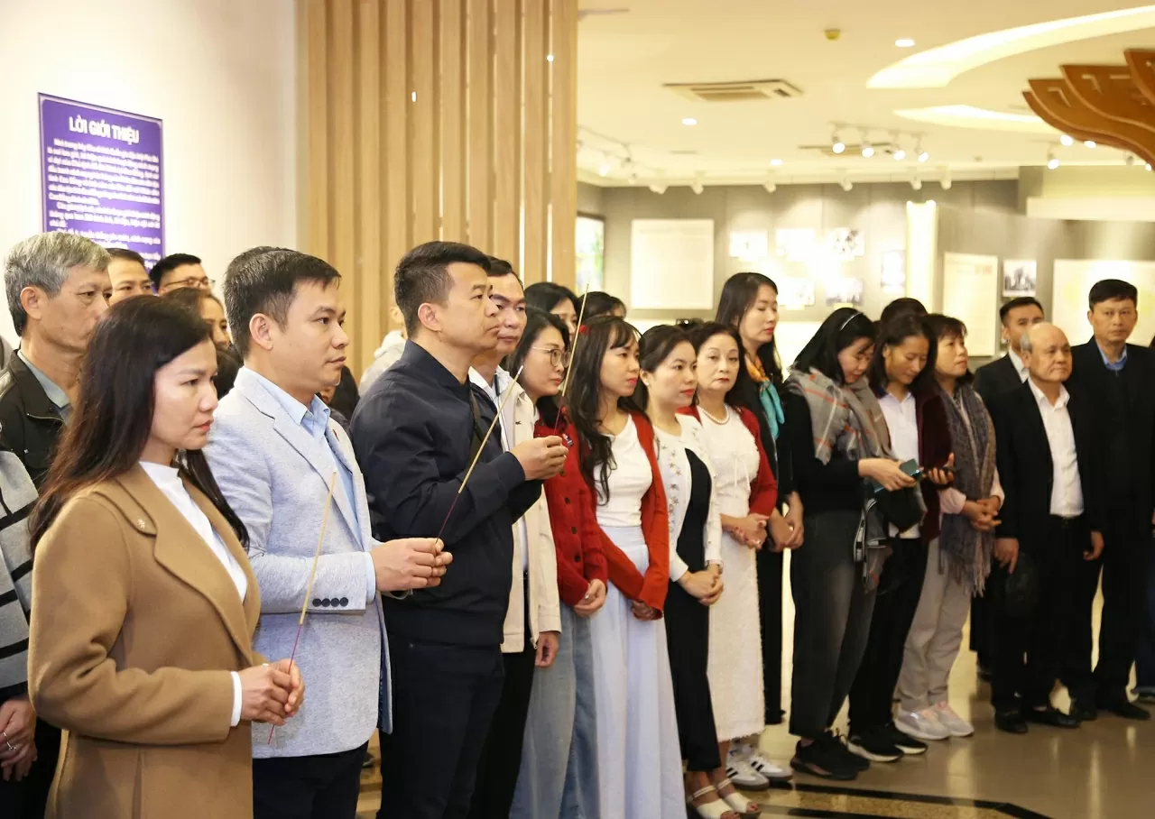 d&acirc;ng hương tưởng nhớ Chủ tịch Hồ Ch&iacute; Minh