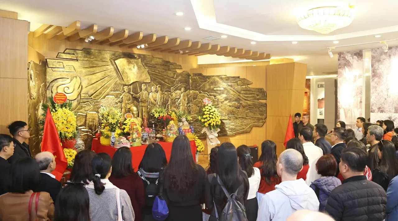 Đo&agrave;n d&acirc;ng hương tưởng nhớ Chủ tịch Hồ Ch&iacute; Minh. (Ảnh: Th&agrave;nh Long)