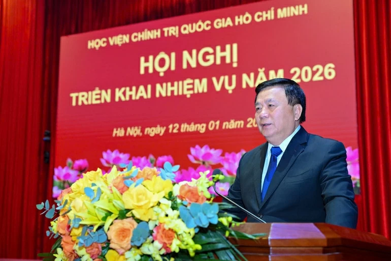 Học viện Ch&iacute;nh trị quốc gia Hồ Ch&iacute; Minh tổ chức Hội nghị triển khai nhiệm vụ năm 2026​​. Đồng ch&iacute; Nguyễn Xu&acirc;n Thắng, Ủy vi&ecirc;n Bộ Ch&iacute;nh trị, Gi&aacute;m đốc Học viện Ch&iacute;nh trị quốc gia Hồ Ch&iacute; Minh, Chủ tịch Hội đồng L&yacute; luận Trung ương ph&aacute;t biểu chỉ đạo tại hội nghị. (Nguồn: B&aacute;o Nh&acirc;n d&acirc;n)