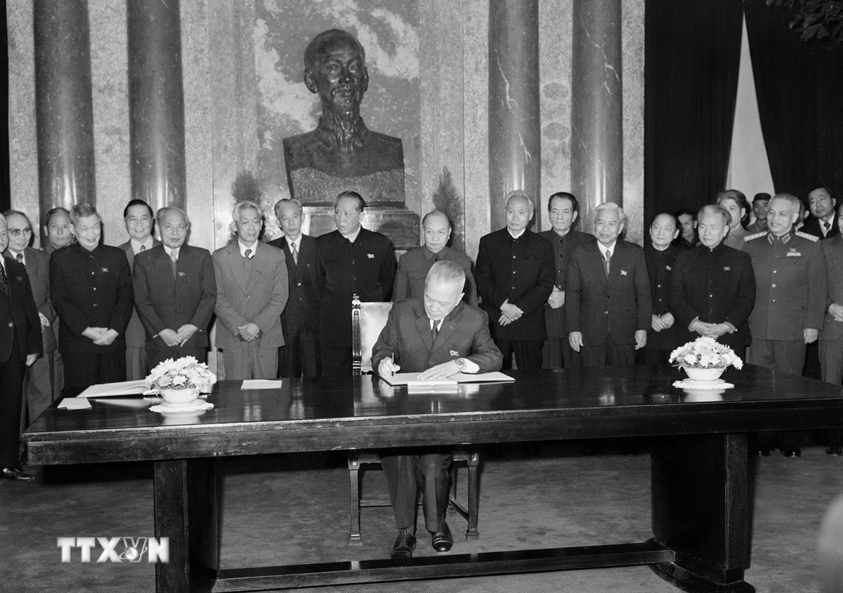 Quyền Chủ tịch nước Cộng hòa xã hội chủ nghĩa Việt Nam Nguyễn Hữu Thọ ký Sắc lệnh công bố Hiến pháp mới (12/1980). (Ảnh: Xuân Lâm/TTXVN) ttxvn-dai-hoi-lan-thu-iv-cua-dang-4.jpg