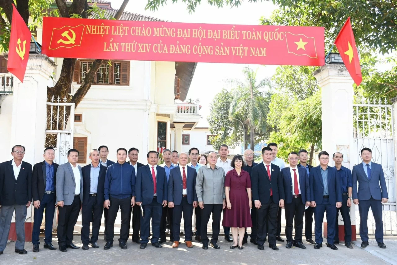 Tổng L&atilde;nh sự qu&aacute;n Việt Nam tại Pakse (L&agrave;o) th&ocirc;ng tin b&aacute;o ch&iacute; về Đại hội đại biểu to&agrave;n quốc lần thứ XIV của Đảng Cộng sản Việt Nam