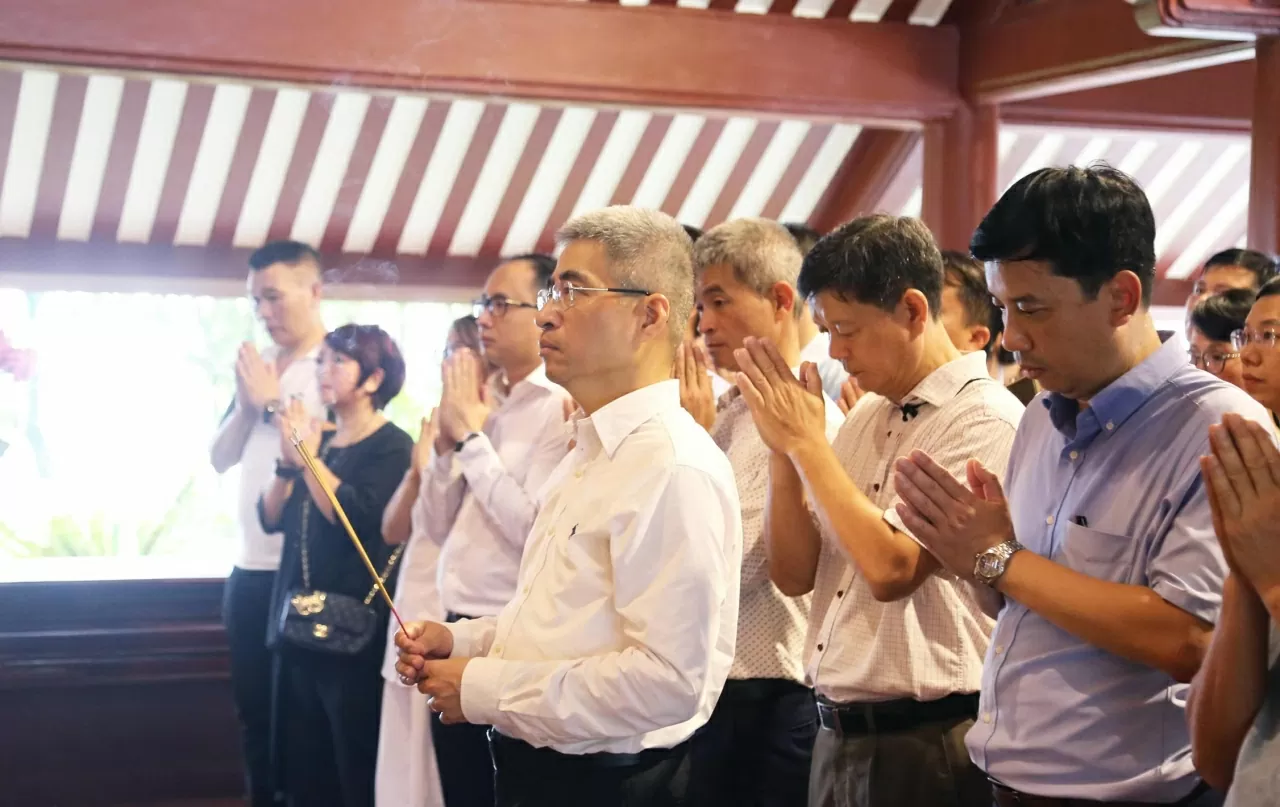 Toàn thể cán bộ, nhân viên Bộ Ngoại giao dâng hương tại Đền thờ Bác Hồ. (Ảnh: Thành Long) Toàn thể cán bộ, nhân viên Bộ Ngoại giao dâng hương tại Đền thờ Bác Hồ. (Ảnh: Thành Long)