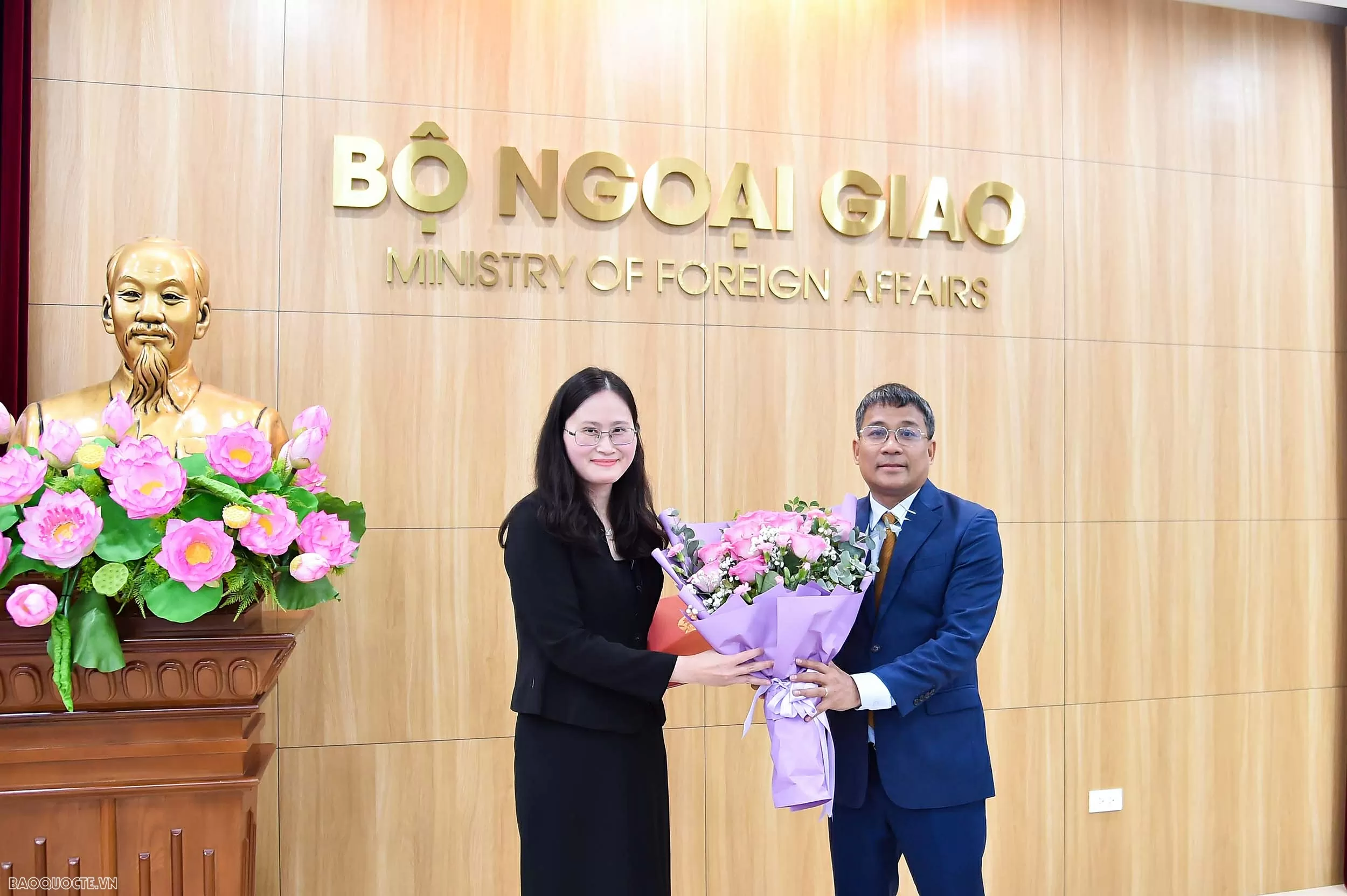 Bộ Ngoại giao trao quyết định bổ nhiệm và công nhận tập sự lãnh đạo cấp quản lý Bộ Ngoại giao trao quyết định bổ nhiệm và công nhận tập sự lãnh đạo cấp quản lý