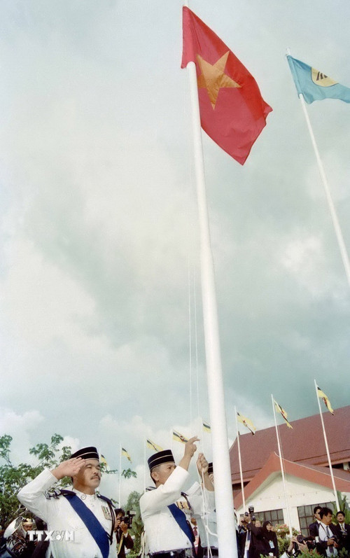 Nghi thức thượng cờ tại Lễ kết nạp Việt Nam là thành viên chính thức thứ bảy của ASEAN, chiều 28/7/1995, tại Thủ đô Bandar Seri Begawan (Brunei). (Ảnh: Trần Sơn/TTXVN) ttxvn-dai-hoi-lan-thu-vii-cua-dang-5.jpg