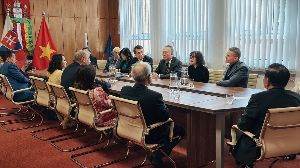 Đại sứ quán Việt Nam tại Slovakia tổ chức lễ kỷ niệm136 năm Ngày sinh Chủ tịch Hồ Chí Minh Đại sứ quán Việt Nam tại Slovakia tổ chức lễ kỷ niệm136 năm Ngày sinh Chủ tịch Hồ Chí Minh