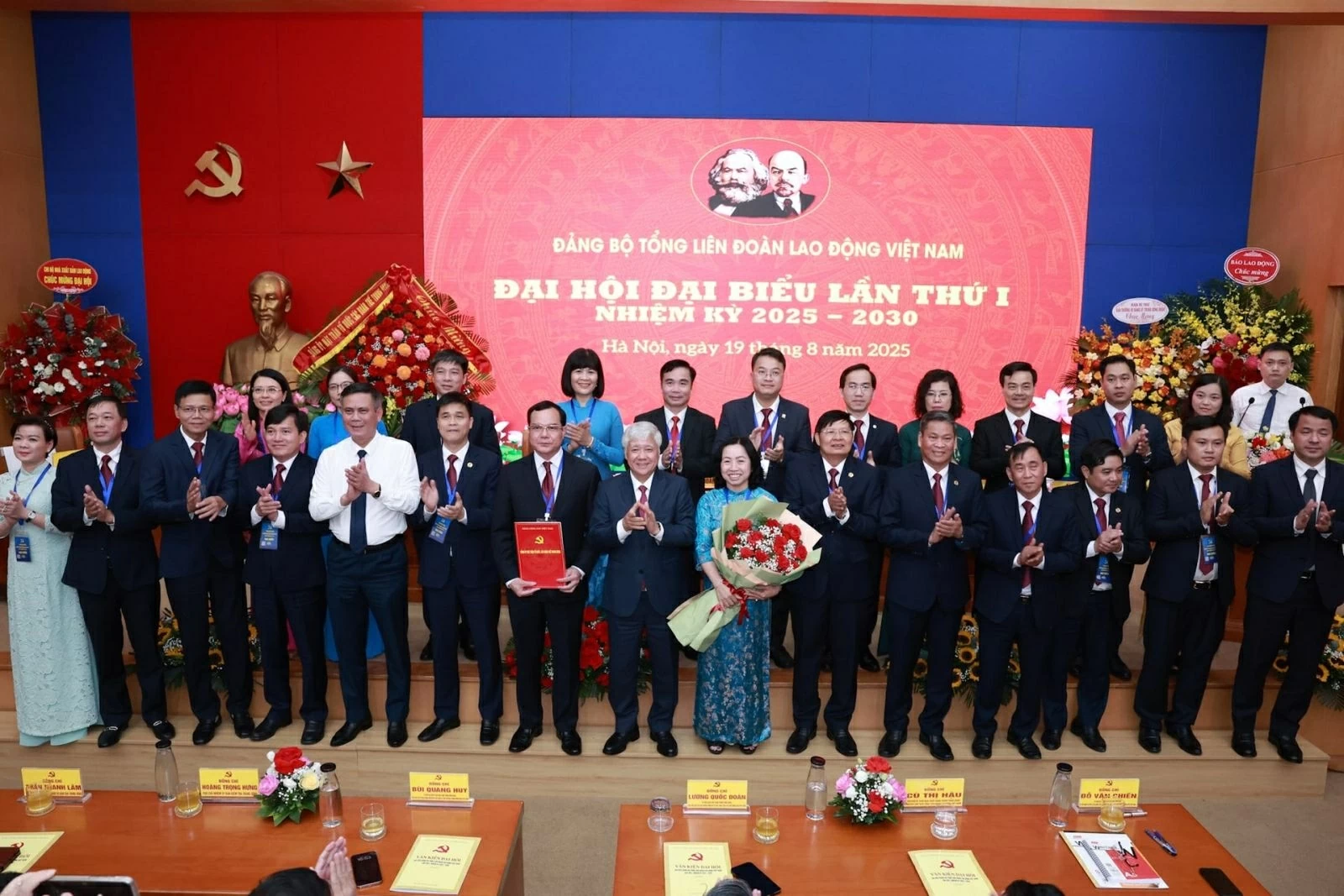 Bí thư Đảng ủy MTTQ, các đoàn thể Trung ương, Chủ tịch Ủy ban Trung ương MTTQ Việt Nam Đỗ Văn Chiến trao Quyết định chỉ định nhân sự tham gia Đảng bộ nhiệm kỳ 2025-2030. Ảnh: Nguyễn Hải Bí thư Đảng ủy MTTQ, các đoàn thể Trung ương, Chủ tịch Ủy ban Trung ương MTTQ Việt Nam Đỗ Văn Chiến trao Quyết định chỉ định nhân sự tham gia Đảng bộ nhiệm kỳ 2025-2030. Ảnh: Nguyễn Hải