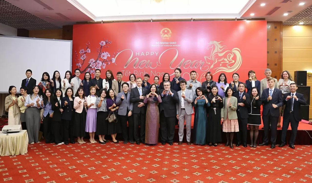 Thứ trưởng Lê Thị Thu Hằng cùng với đại diện các vụ, ban, đơn vị Bộ Ngoại giao chụp ảnh chung với các Đại sứ, các cơ quan đại diện ngoại giao các nước và tổ chức quốc tế, cùng đông đảo phóng viên, trợ lý báo chí. (Ảnh: Thành Long) Thứ trưởng Lê Thị Thu Hằng cùng với đại diện các vụ, ban, đơn vị Bộ Ngoại giao chụp ảnh chung với các Đại sứ, các cơ quan đại diện ngoại giao các nước và tổ chức quốc tế, cùng đông đảo phóng viên, trợ lý báo chí. (Ảnh: Thành Long)