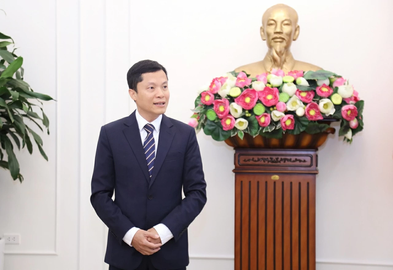 Đồng chí Cung Đức Hân khẳng định sẽ nỗ lực hết sức để hoàn thành tốt nhiệm vụ được Bộ giao, coi việc tổ chức thành công Năm APEC 2027 là nhiệm vụ chung của toàn ngành ngoại giao. (Ảnh: Thành Long)