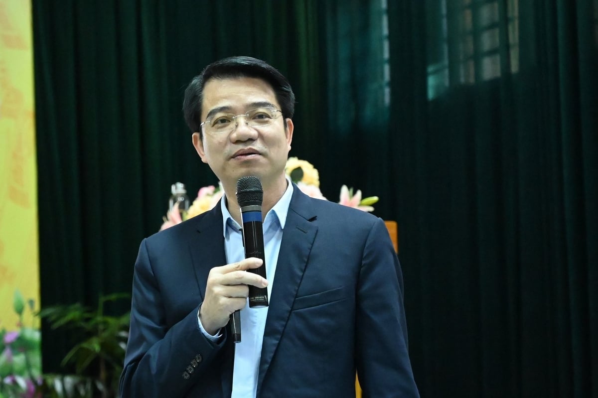 Đồng chí Phạm Tân Tuyến phổ biến các quy định mới của Bộ Chính trị về kiểm điểm, đánh giá, xếp loại tổ chức Đảng và Đảng viên. Ảnh: Kiều Chi.